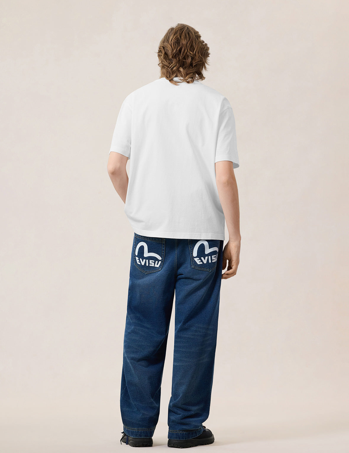 EVISU“Ride Fast Pray Hard”主题T恤