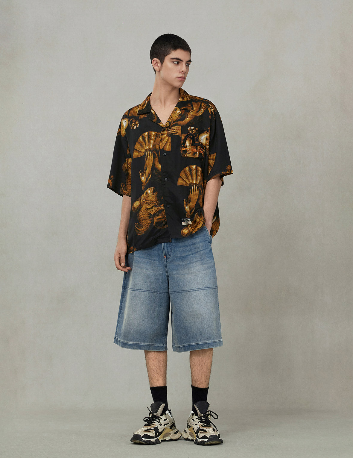 Seagull and Logo Appliqué Embroidery Fashion Fit Denim Shorts