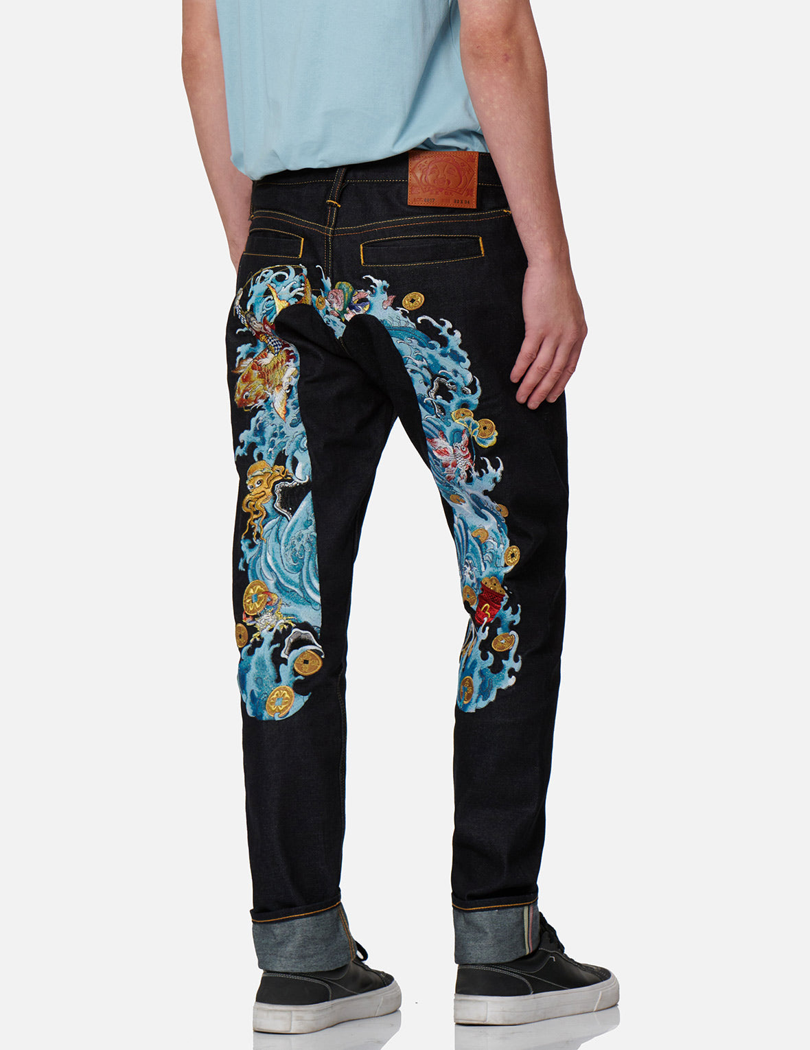 “The God of Fortune Riding Waves” Daicock Embroidery Carrot-Fit Jeans #2017