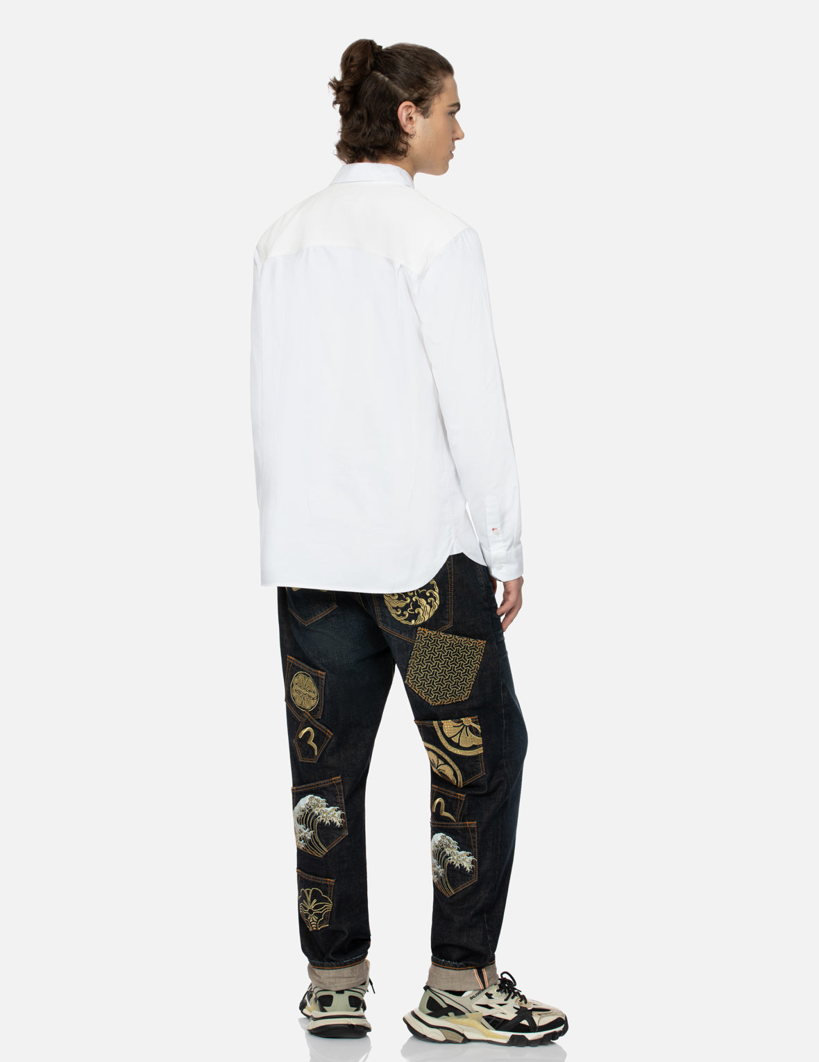 多口袋和商标贴布刺绣宽版休闲衬衣