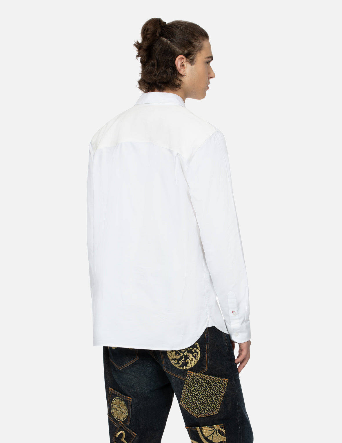 多口袋和商标贴布刺绣宽版休闲衬衣