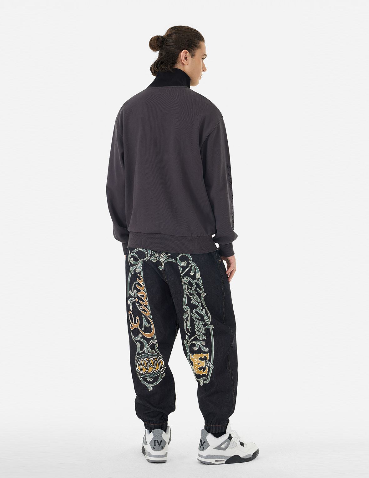 商标刺绣宽版休闲半拉链卫衣