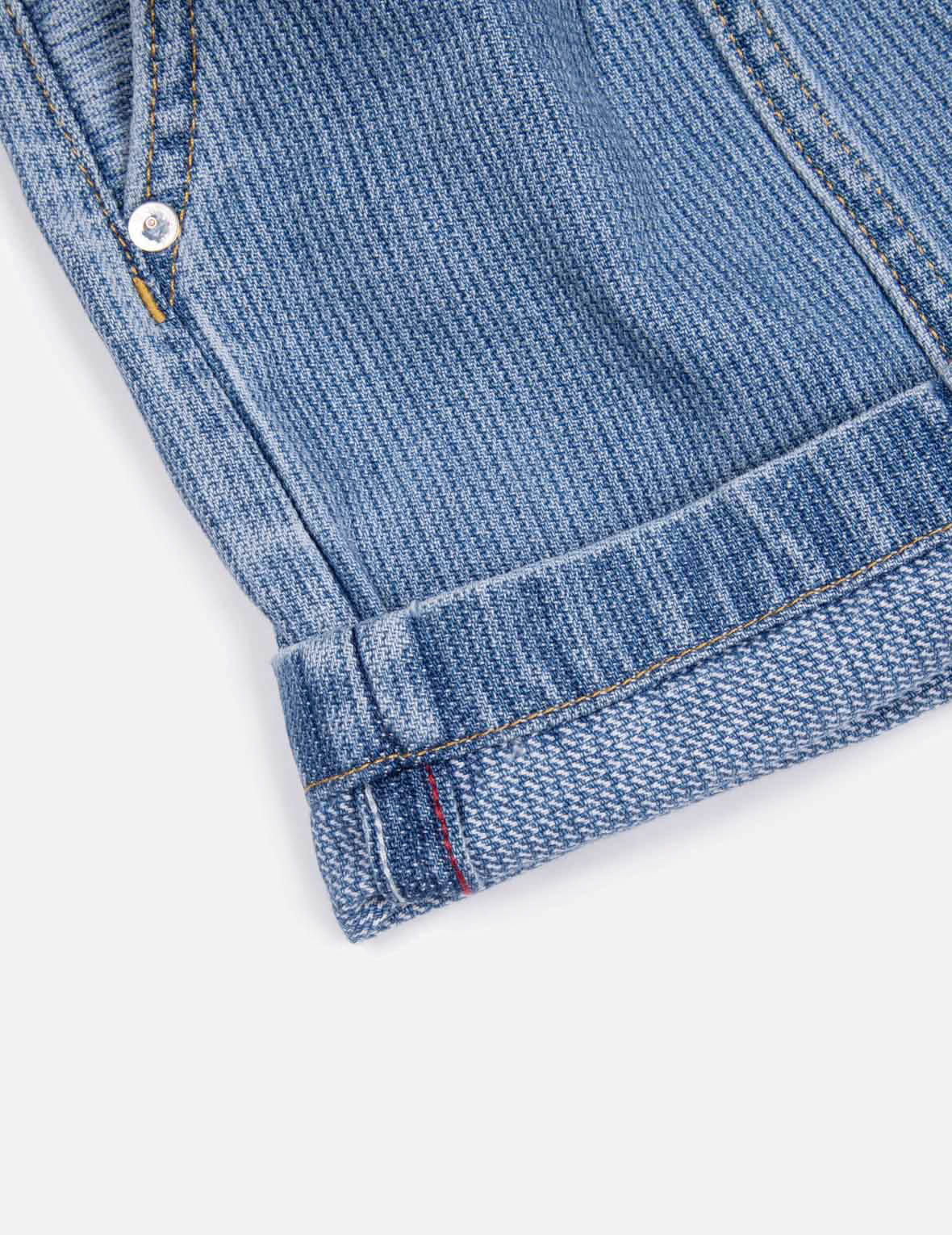 海鸥和商标印花时尚版型牛仔短裤