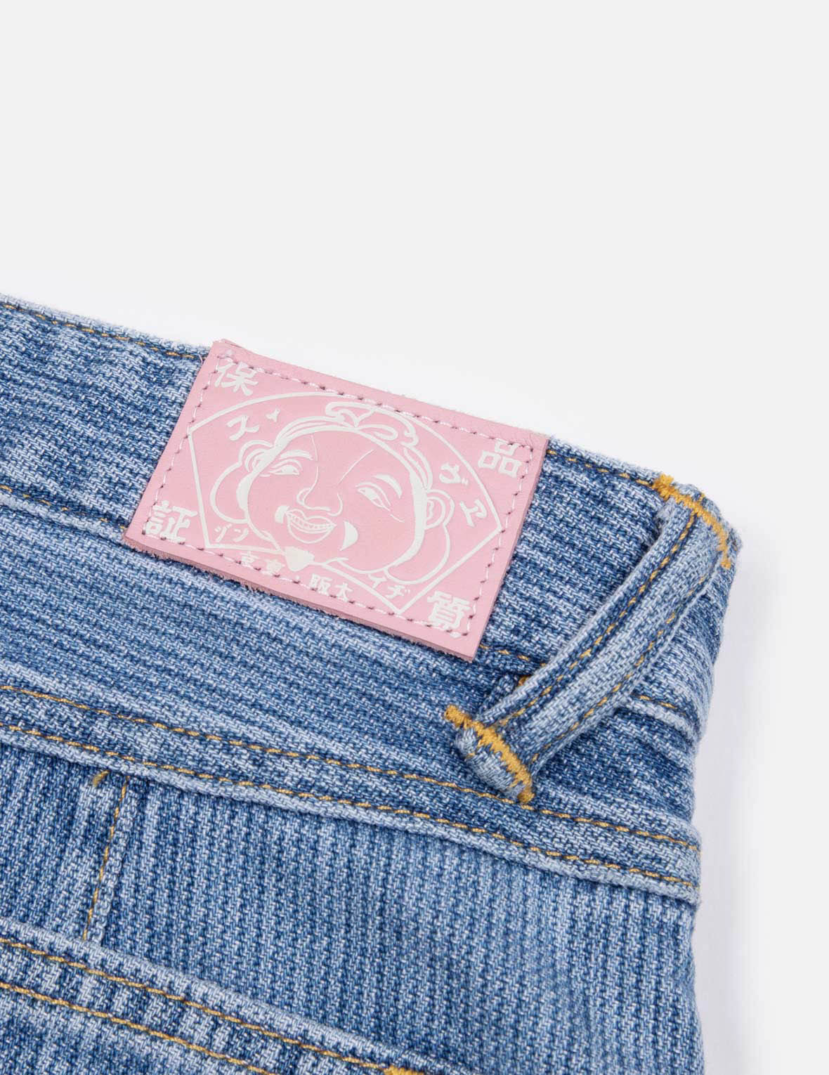 海鸥和商标印花时尚版型牛仔短裤