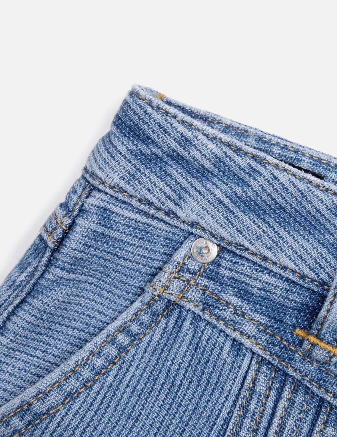 海鸥和商标印花时尚版型牛仔短裤