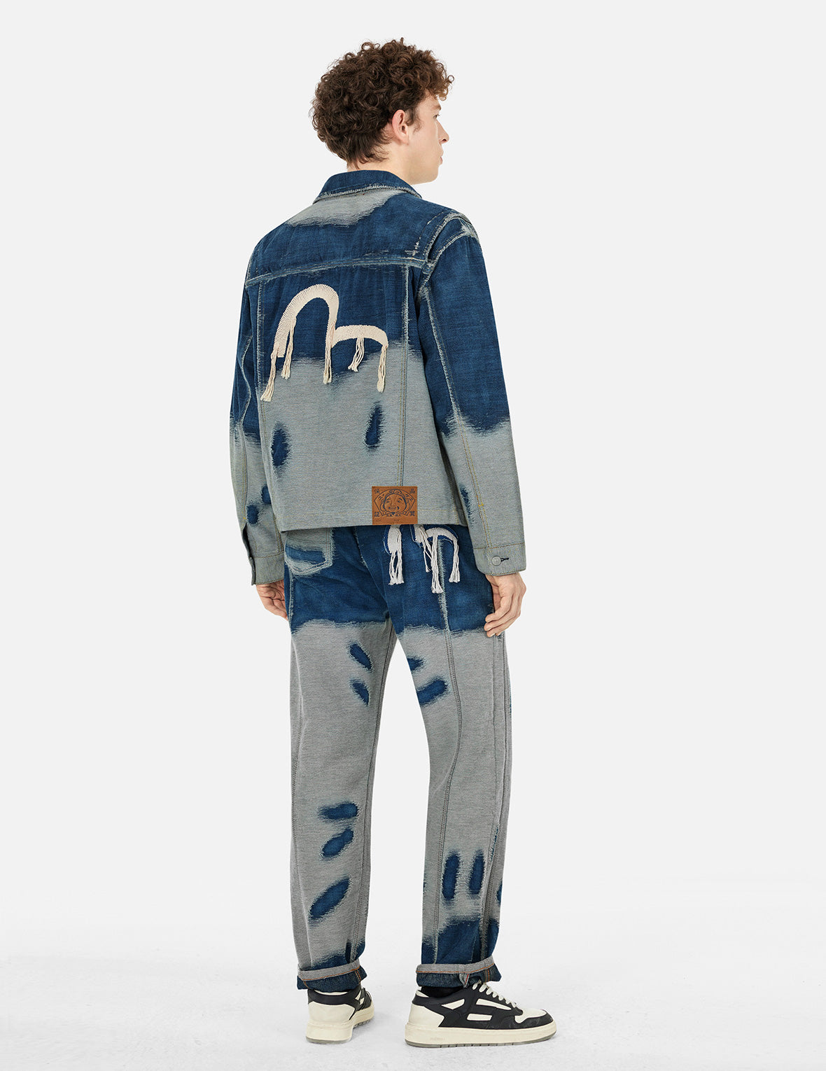 破损海鸥刺绣时尚版型牛仔裤