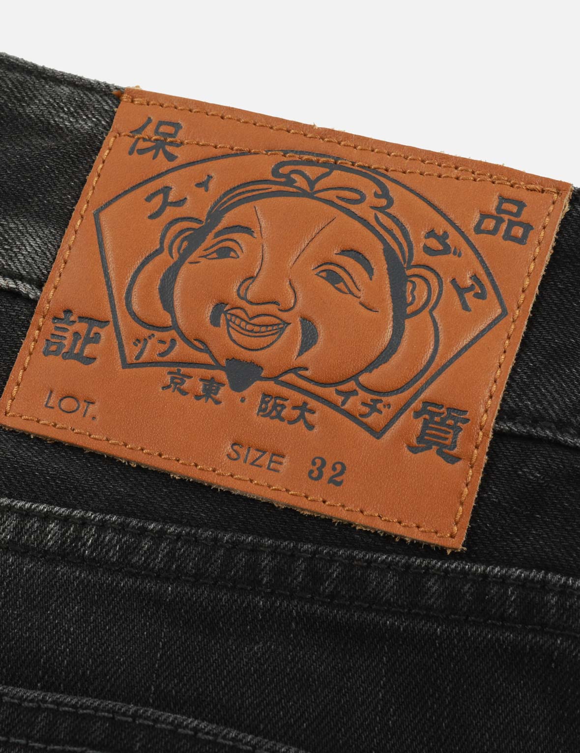 Seagull Appliqué Embroidery and Godhead Print
Relax Fit Denim Shorts