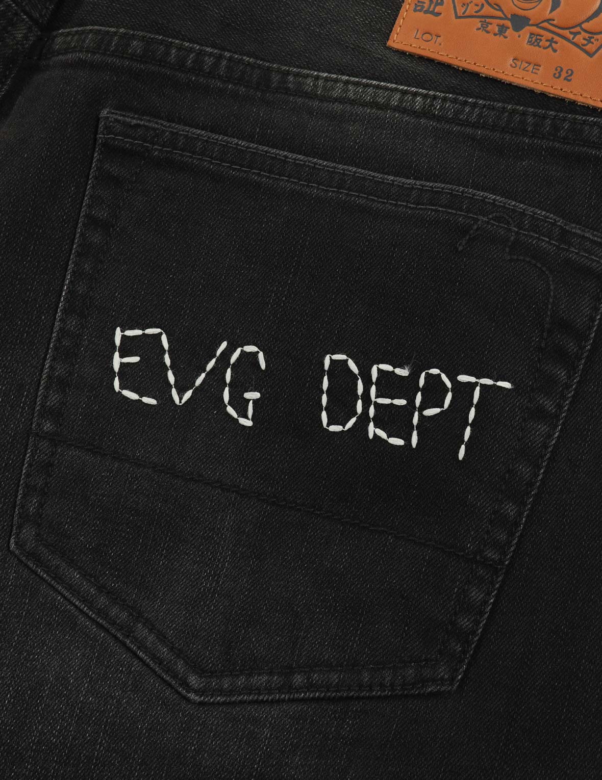 Seagull Appliqué Embroidery and Godhead Print
Relax Fit Denim Shorts