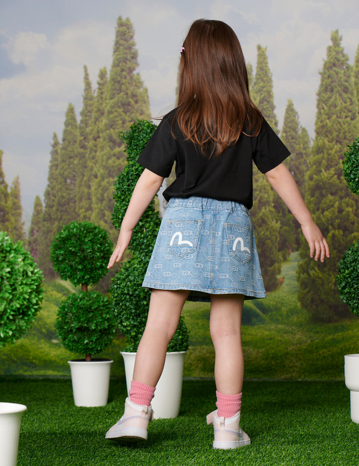 满地商标提花和海鸥印花常规版型牛仔裙